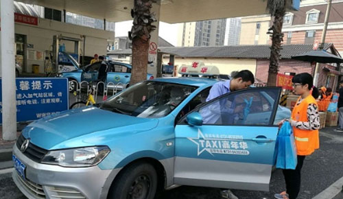 對(duì)車窗拋物說不！長沙環(huán)衛(wèi)局免費(fèi)發(fā)放2000個(gè)車載垃圾桶