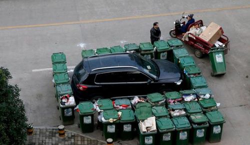 汽車(chē)被垃圾桶包圍是被惡搞還是得罪人了？