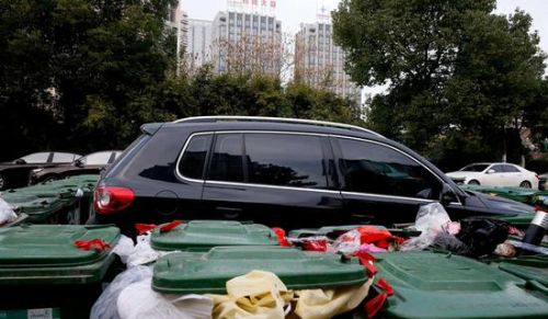 汽車(chē)被垃圾桶包圍是被惡搞還是得罪人了？